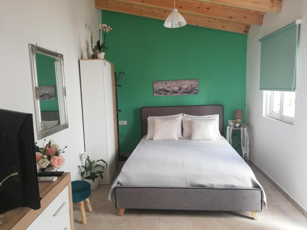 Small Studio With Yard Chania  Ngoại thất bức ảnh