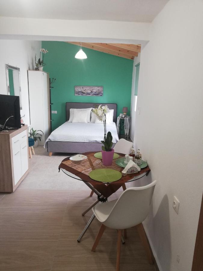 Small Studio With Yard Chania  Ngoại thất bức ảnh
